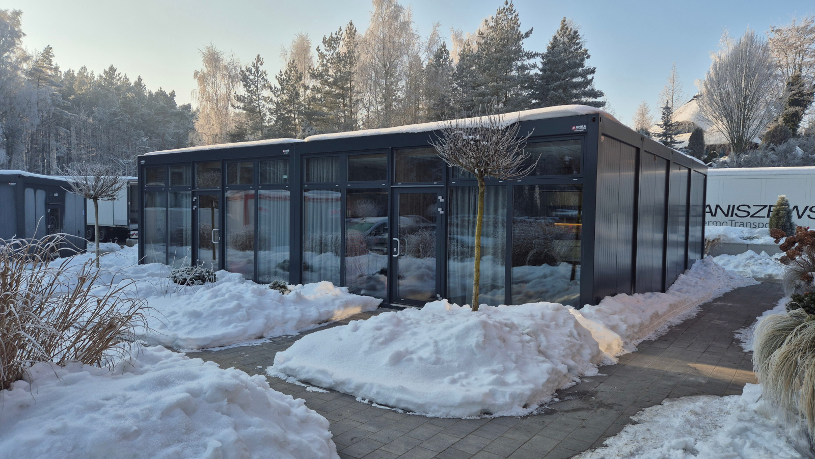 Zestaw kontenerów biurowych w zimowej scenerii