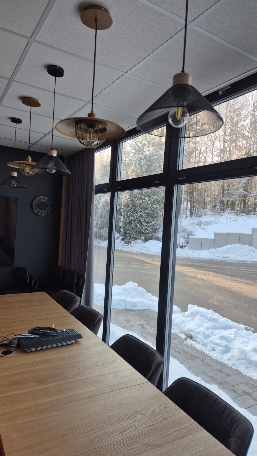 Wnętrze nowoczesnego kontenera biurowego