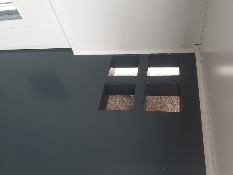 przepusty w podłodze w kontenerze