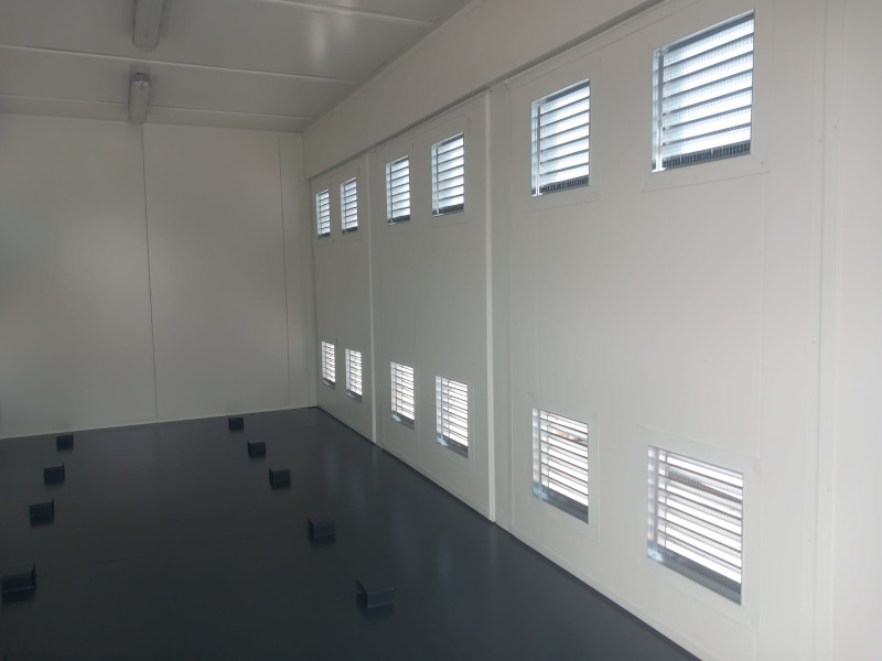 wnętrze kontenerowego magazynu energii