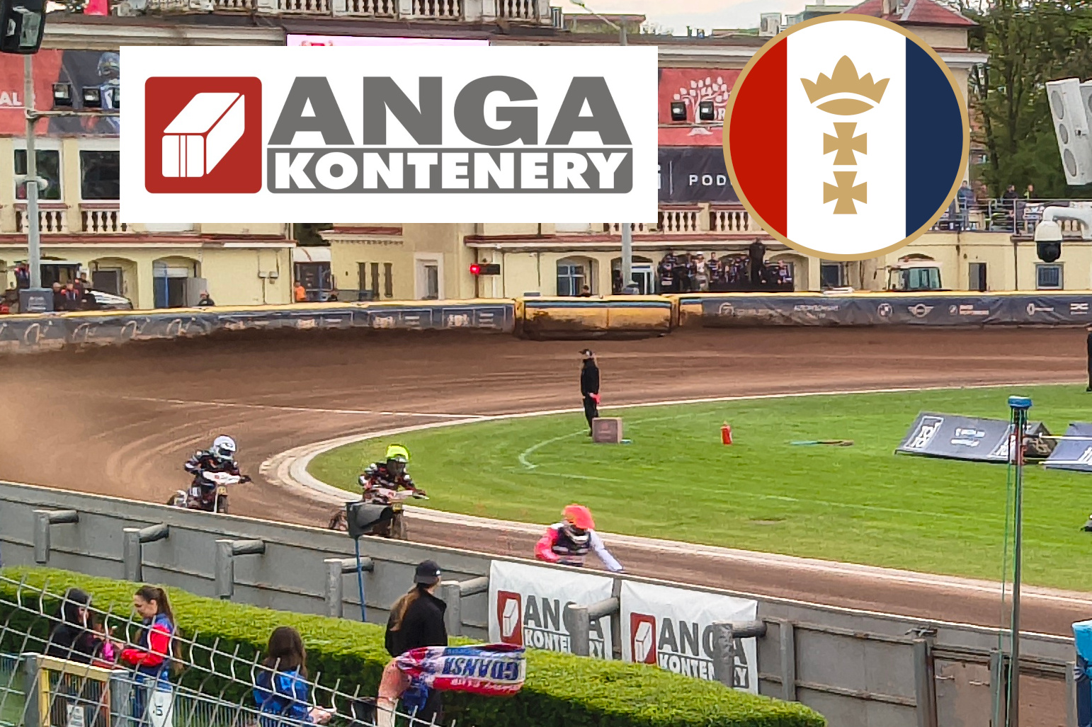 Zdjęcie żużlowców na tle logo ANGA i GKS Wybrzeże